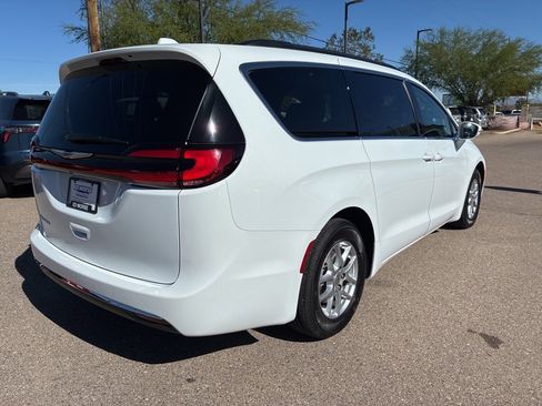 Used 2022 Chrysler Pacifica Touring-L image 5
