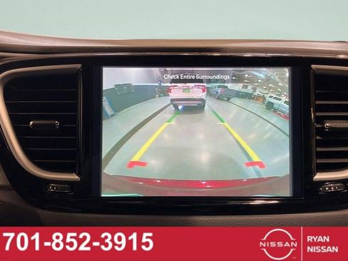 Used 2023 Chrysler Pacifica Touring-L FWD image 20
