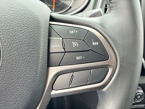 Used 2019 Jeep Cherokee Latitude Plus w/ Comfort/Convenience Group FWD image 29