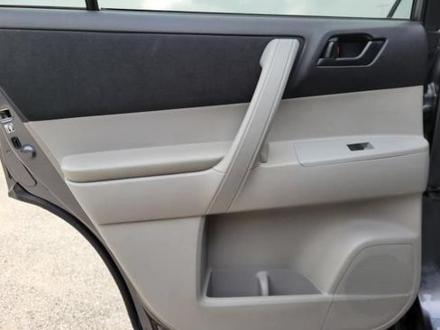 Used 2013 Toyota Highlander FWD w/ Cold Weather Pkg image 8