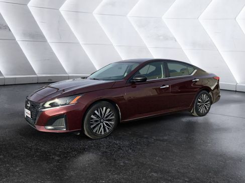 Used 2024 Nissan Altima 2.5 SV image 3