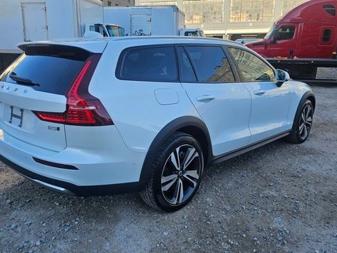 Certified 2024 Volvo V60 B5 Cross Country Plus image 4