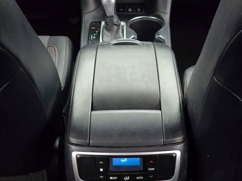 Used 2015 Toyota Highlander LE image 19