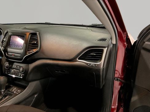 Used 2019 Jeep Cherokee Latitude w/ Popular Appearance Group FWD image 25