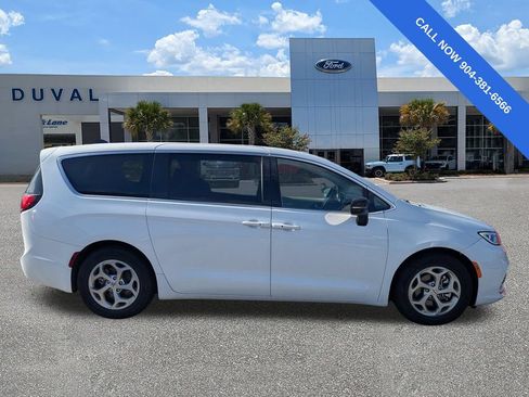 Used 2024 Chrysler Pacifica Limited FWD image 3
