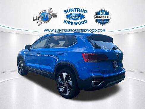 Used 2023 Volkswagen Taos SE w/ Panoramic Sunroof Package AWD/4WD image 3