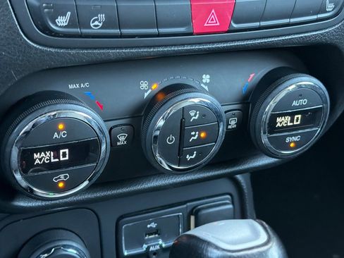 Used 2016 Jeep Renegade Limited image 19