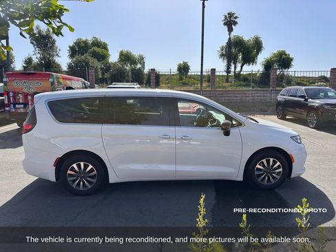 Used 2024 Chrysler Pacifica Select image 7