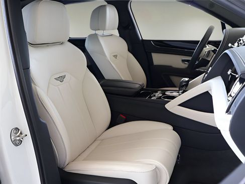 Used 2024 Bentley Bentayga AWD/4WD image 21