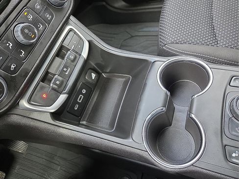 Used 2024 GMC Terrain SLE w/ Driver Convenience Package image 25