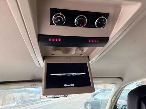 Used 2016 Chrysler Town & Country Touring image 18