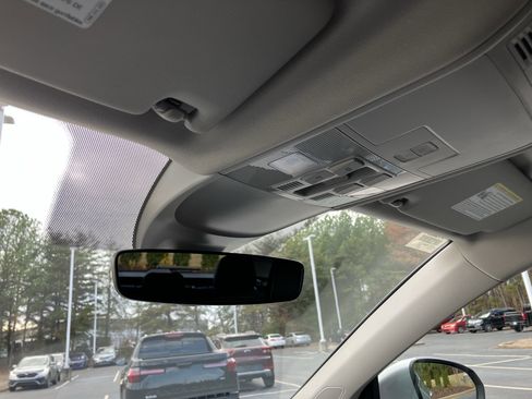 Used 2024 Volkswagen Taos SE image 29