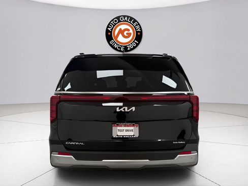Used 2025 Kia Carnival SX FWD image 6