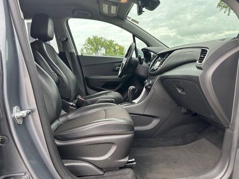 Used 2019 Chevrolet Trax LT w/ LT Convenience Package FWD image 18