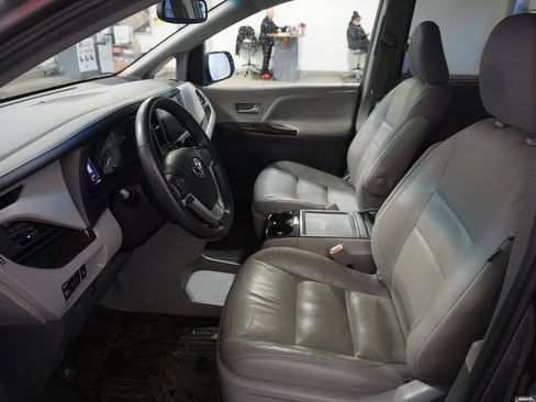 Used 2017 Toyota Sienna XLE image 19