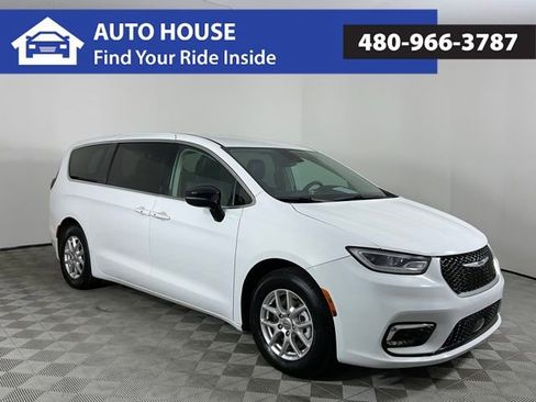 Used 2024 Chrysler Pacifica Touring-L FWD image 3
