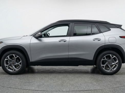 Used 2025 Chevrolet Trax LT w/ LT Convenience Package image 5