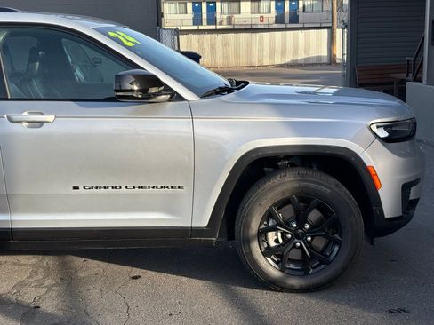 Used 2024 Jeep Grand Cherokee L Laredo image 4