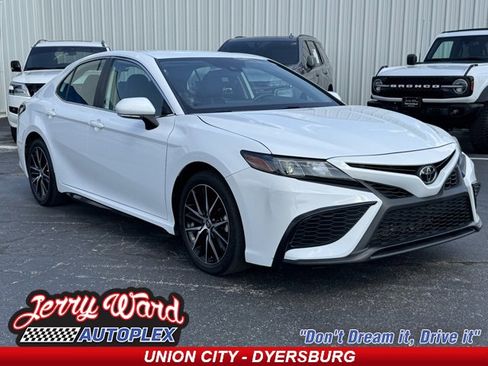 Used 2023 Toyota Camry SE image 1