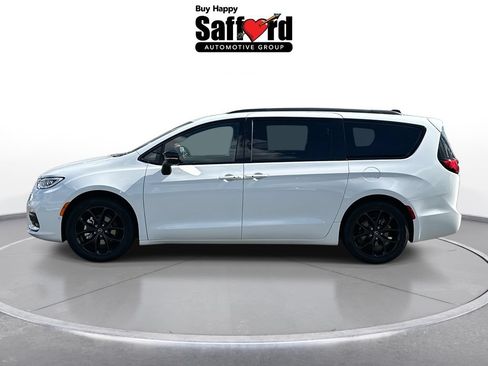 New 2026 Chrysler Pacifica Limited w/ Uconnect Theater Family Group FWD image 5
