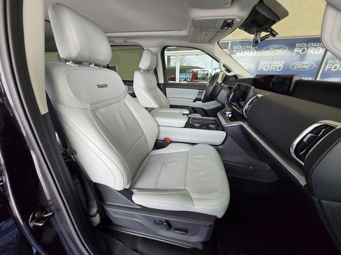 Used 2025 Ford Expedition Platinum image 27