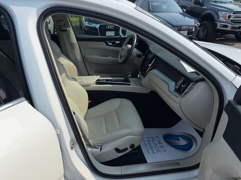 Used 2019 Volvo XC60 T5 Momentum w/ Premium Package FWD image 28