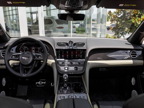 Used 2024 Bentley Bentayga image 48