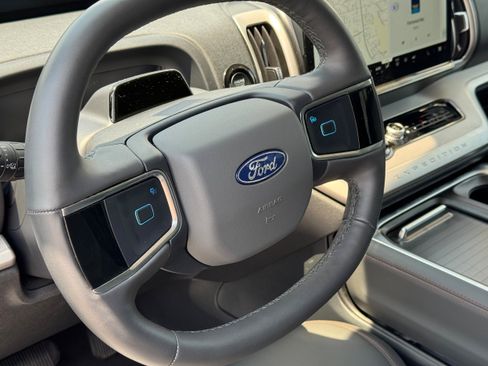 Used 2025 Ford Expedition Active AWD/4WD image 8
