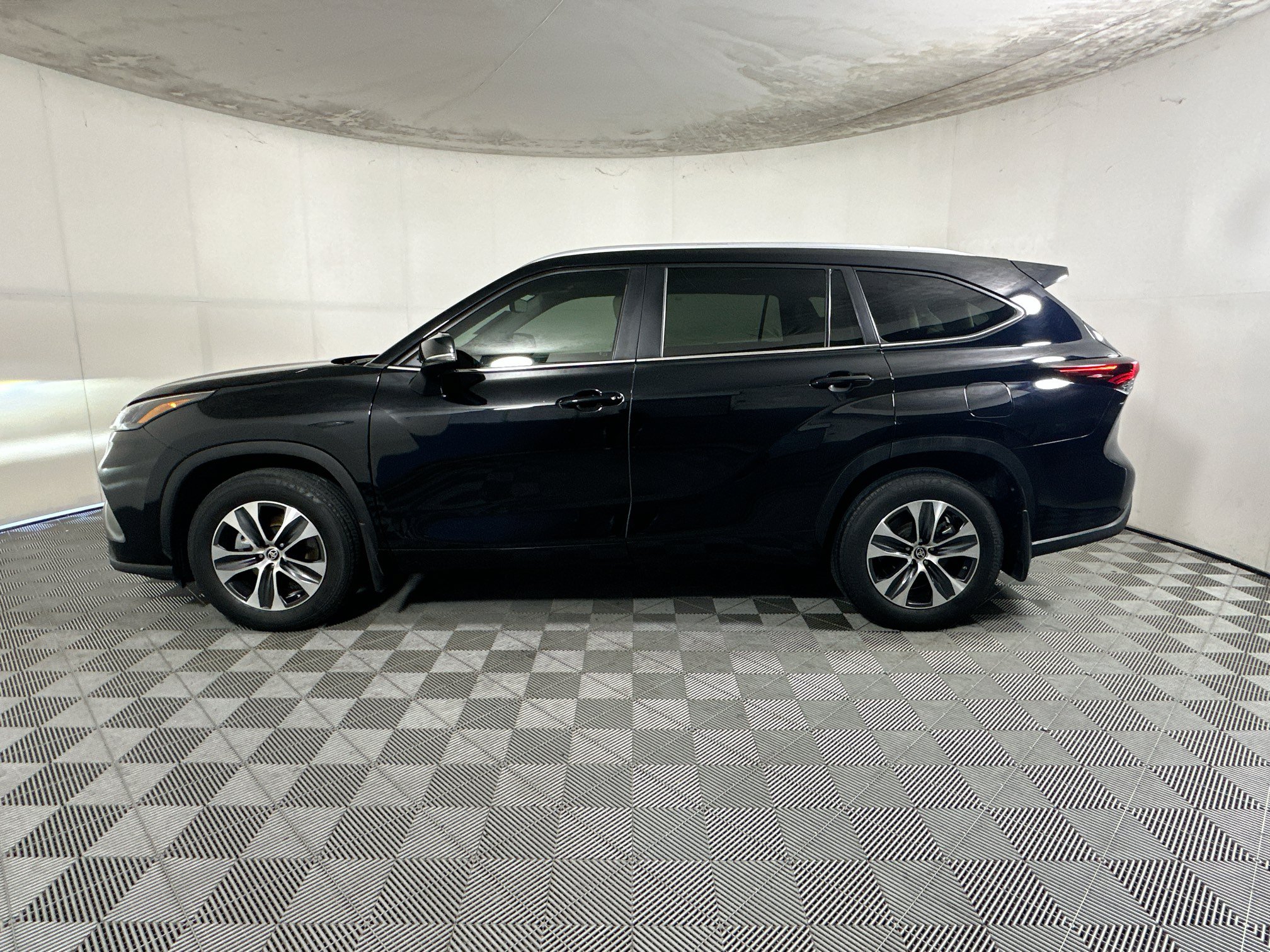 Used 2024 Toyota Highlander XLE FWD image 6