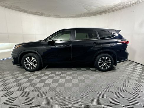 Used 2024 Toyota Highlander XLE FWD image 6