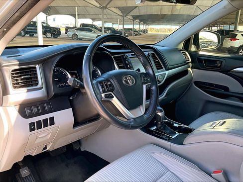 Used 2017 Toyota Highlander Plus image 16