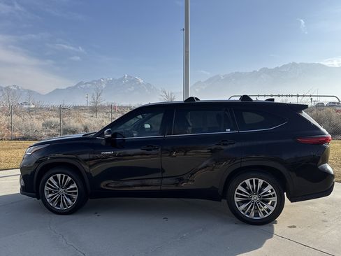 Used 2021 Toyota Highlander Platinum image 2