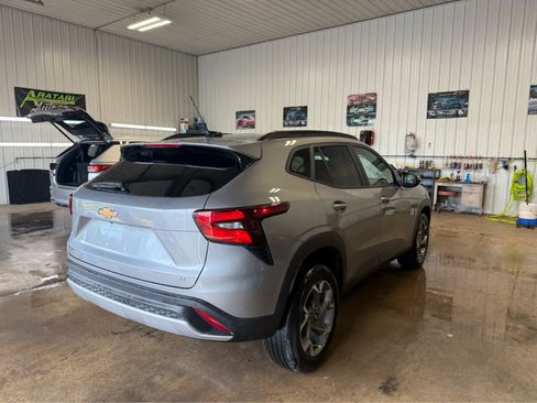 Used 2025 Chevrolet Trax LT FWD image 5