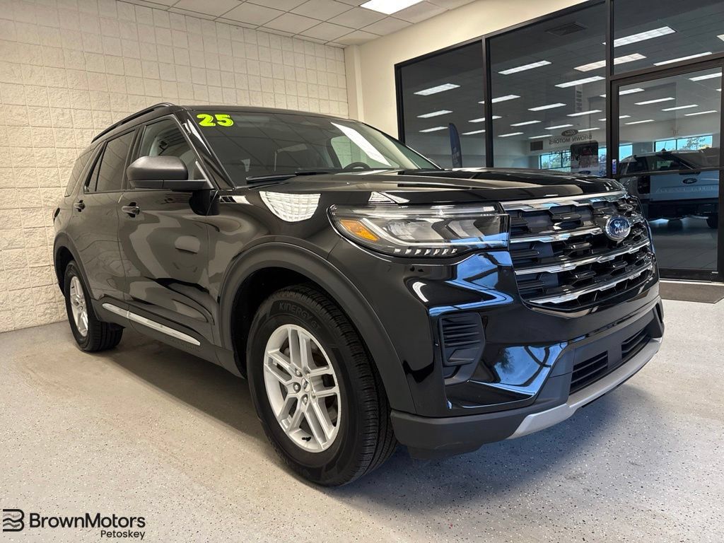 Used 2025 Ford Explorer Active AWD/4WD image 1