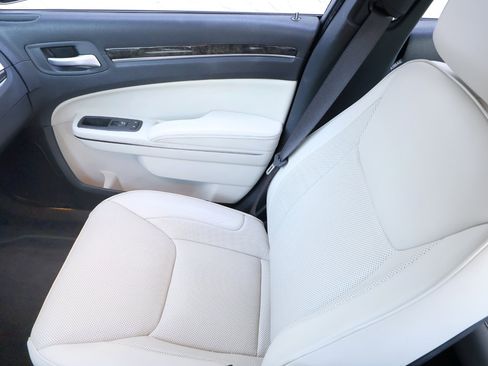 Used 2018 Chrysler 300 Limited image 40