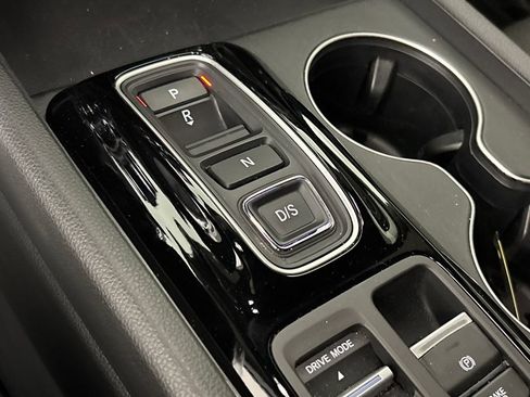 Used 2025 Honda Pilot Sport image 23