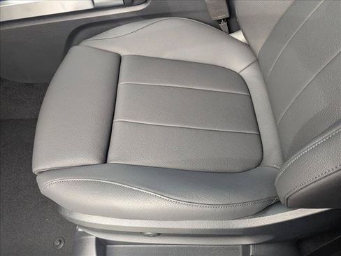 Used 2026 Mercedes-Benz GLB 250 4MATIC image 4