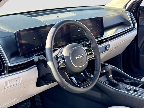 Used 2025 Kia Sorento S w/ Panoramic Sunroof Package image 4