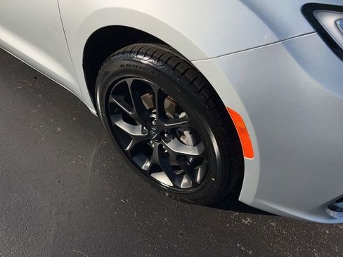 Used 2023 Chrysler Pacifica Touring-L w/ Uconnect Theater Family Group image 2