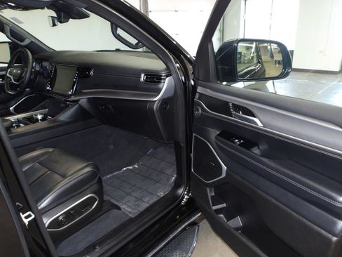 Used 2025 Jeep Wagoneer 4WD image 14