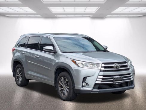 Certified 2017 Toyota Highlander XLE AWD/4WD image 1