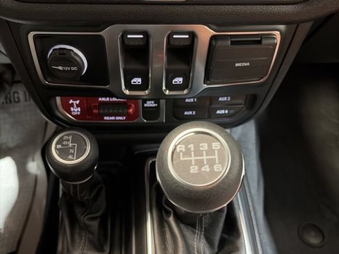 Used 2025 Jeep Wrangler Sport AWD/4WD image 30