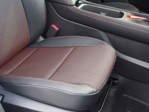 Used 2025 Nissan Kicks SR image 12