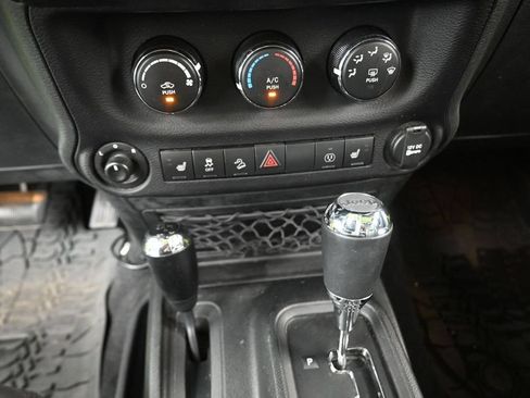 Used 2017 Jeep Wrangler Unlimited Rubicon w/ Connectivity Group AWD/4WD image 13