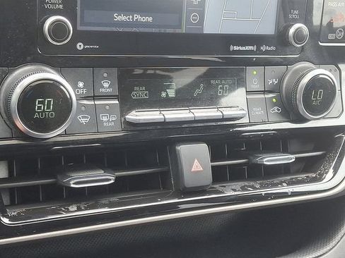 Used 2021 Toyota Highlander XLE AWD/4WD image 23