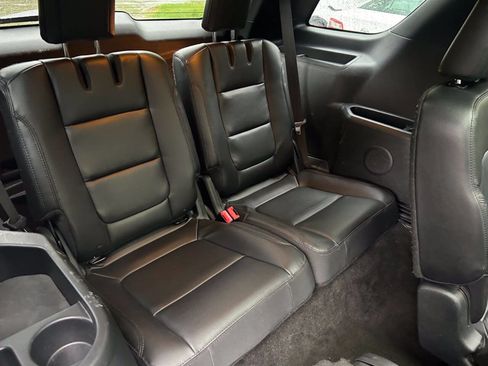 Used 2017 Ford Explorer XLT w/ Equipment Group 202A AWD/4WD image 18