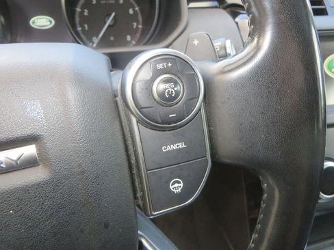 Used 2018 Land Rover Discovery SE image 16