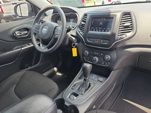 Used 2021 Jeep Cherokee Latitude FWD image 16