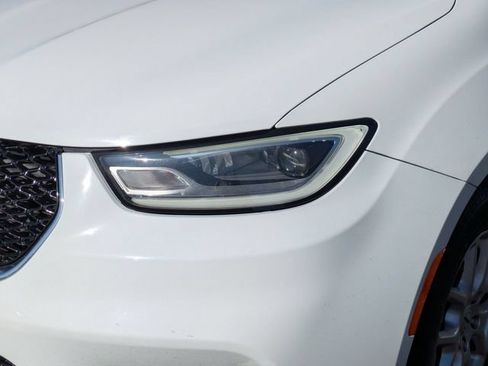 Used 2023 Chrysler Pacifica Touring-L FWD image 10