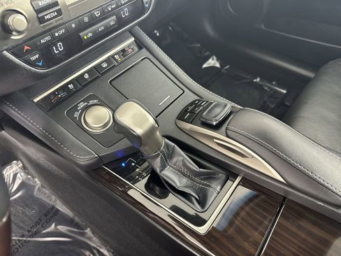 Used 2018 Lexus ES 350 w/ Luxury Package w/Wood Trim FWD image 23